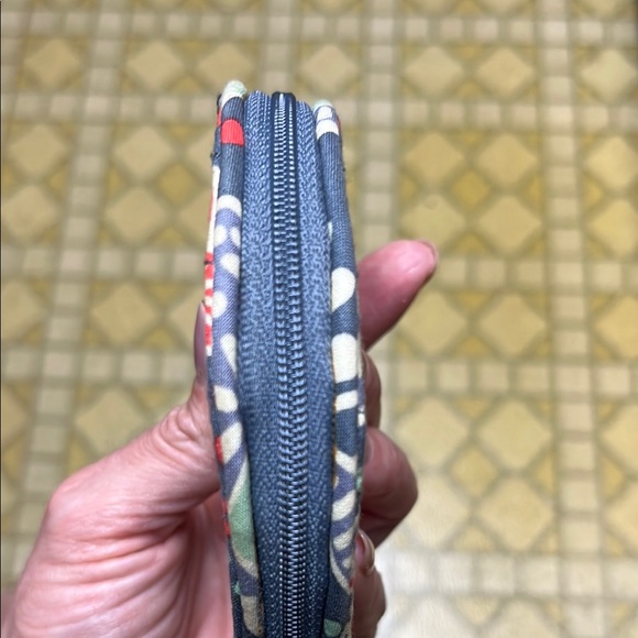 Like new Vera Bradley Gray Ribbon coin/card holder - Picture 5 of 15